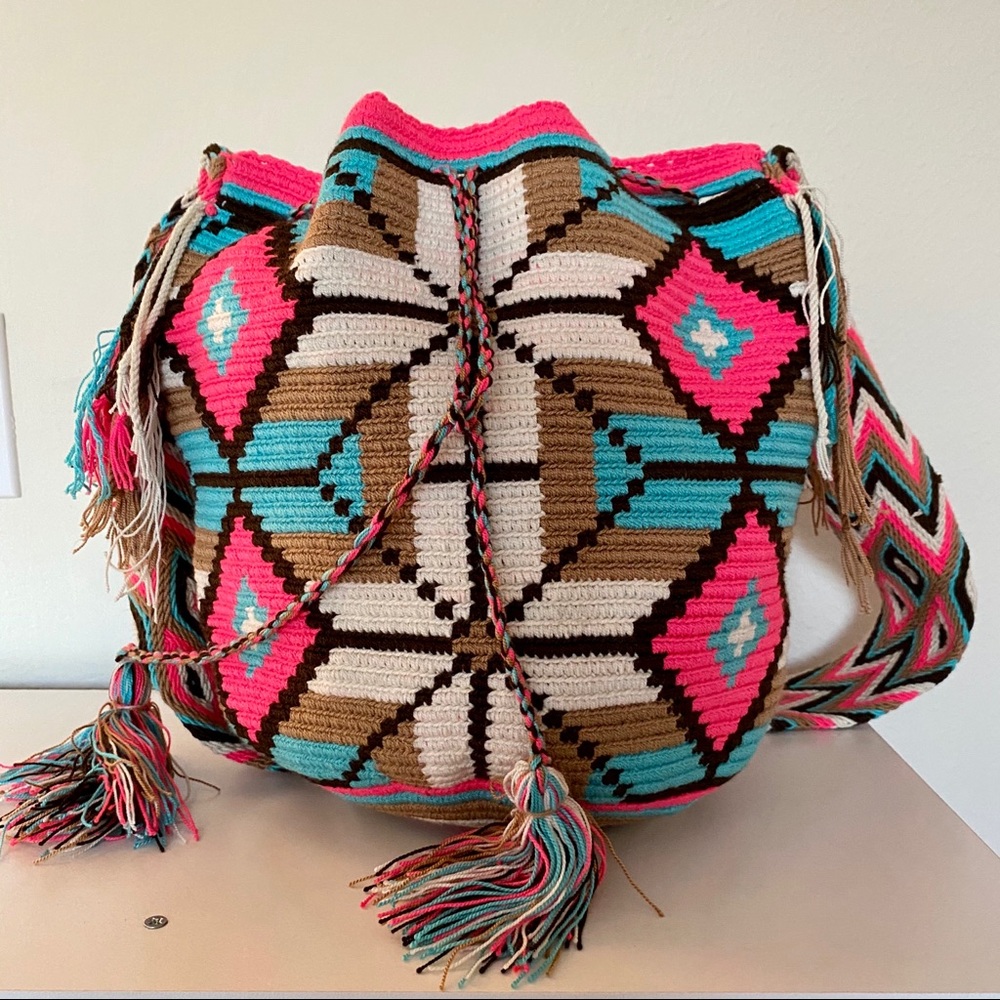 NWOT Hand knitted Boho crossbody Colombian wayuu bag